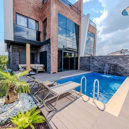 别墅 Luxury With Waterfall Pool And Garden For 9 People Dosemealti