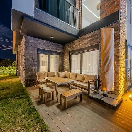Luxury With Waterfall Pool And Garden For 9 People