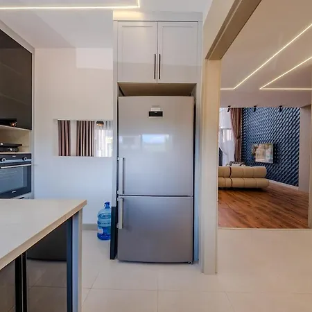 Luxury With Waterfall Pool And Garden For 9 People *