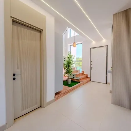 Luxury With Waterfall Pool And Garden For 9 People *