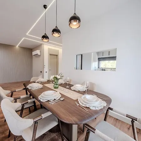 Luxury With Waterfall Pool And Garden For 9 People 别墅