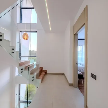 Luxury With Waterfall Pool And Garden For 9 People
