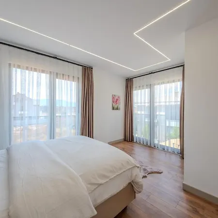 Luxury With Waterfall Pool And Garden For 9 People 别墅 *