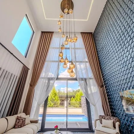 Luxury With Waterfall Pool And Garden For 9 People 别墅