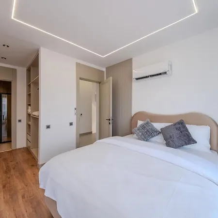 Luxury With Waterfall Pool And Garden For 9 People