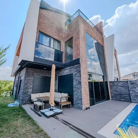 Luxury With Waterfall Pool And Garden For 9 People *