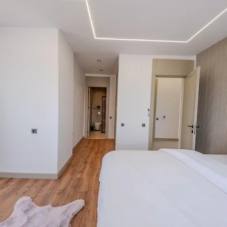 Luxury With Waterfall Pool And Garden For 9 People *