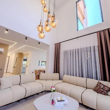 Luxury With Waterfall Pool And Garden For 9 People *