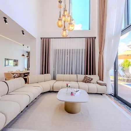 Luxury With Waterfall Pool And Garden For 9 People 别墅