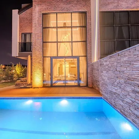 Luxury With Waterfall Pool And Garden For 9 People