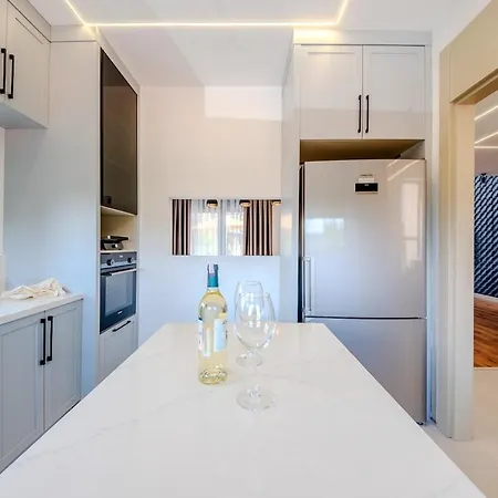 Luxury With Waterfall Pool And Garden For 9 People *