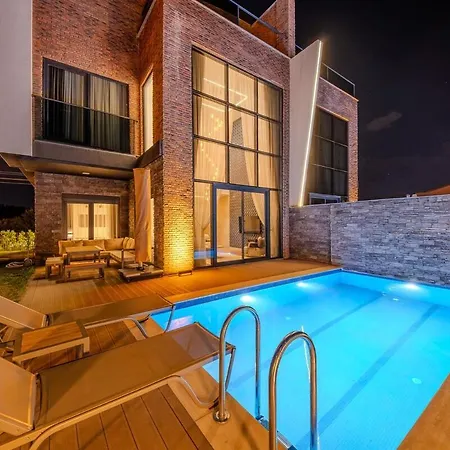 Luxury With Waterfall Pool And Garden For 9 People *