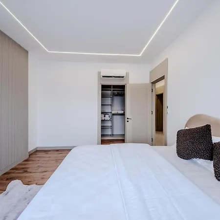 Luxury With Waterfall Pool And Garden For 9 People Dosemealti