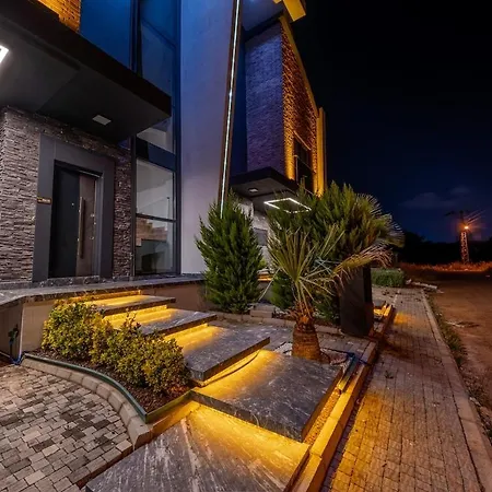 Luxury With Waterfall Pool And Garden For 9 People 别墅