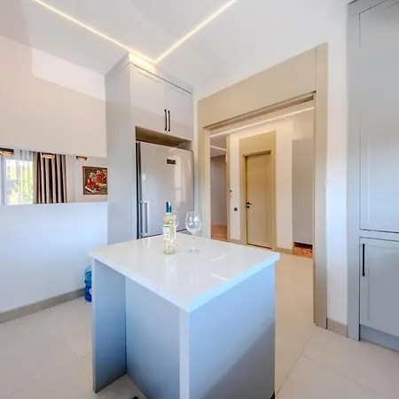 Luxury With Waterfall Pool And Garden For 9 People 别墅 *