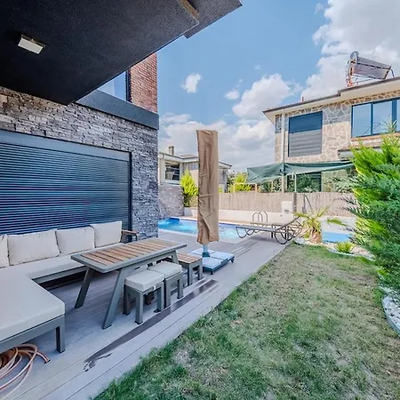 Luxury With Waterfall Pool And Garden For 9 People *