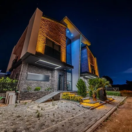 Luxury With Waterfall Pool And Garden For 9 People 别墅
