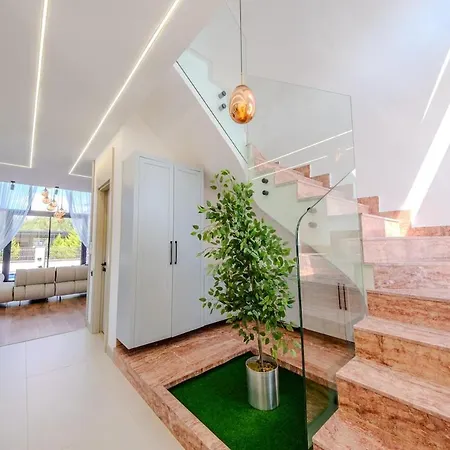 Luxury With Waterfall Pool And Garden For 9 People 别墅 *