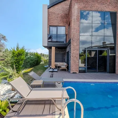 Luxury With Waterfall Pool And Garden For 9 People *