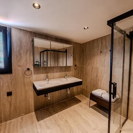 Luxury With Waterfall Pool And Garden For 9 People 别墅