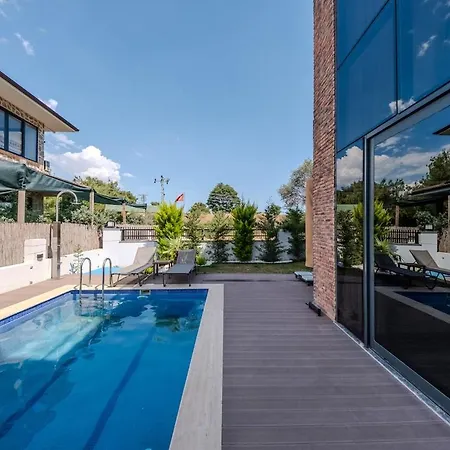 Luxury With Waterfall Pool And Garden For 9 People *