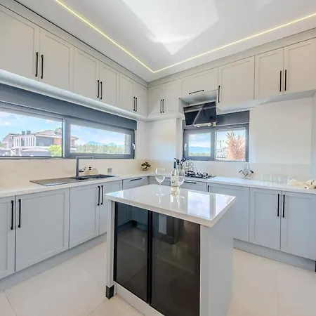 Luxury With Waterfall Pool And Garden For 9 People 别墅 *